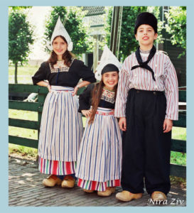 ילדים בתלבושת הולנדית
